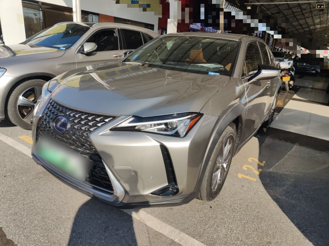 Под передней частью автомобиля