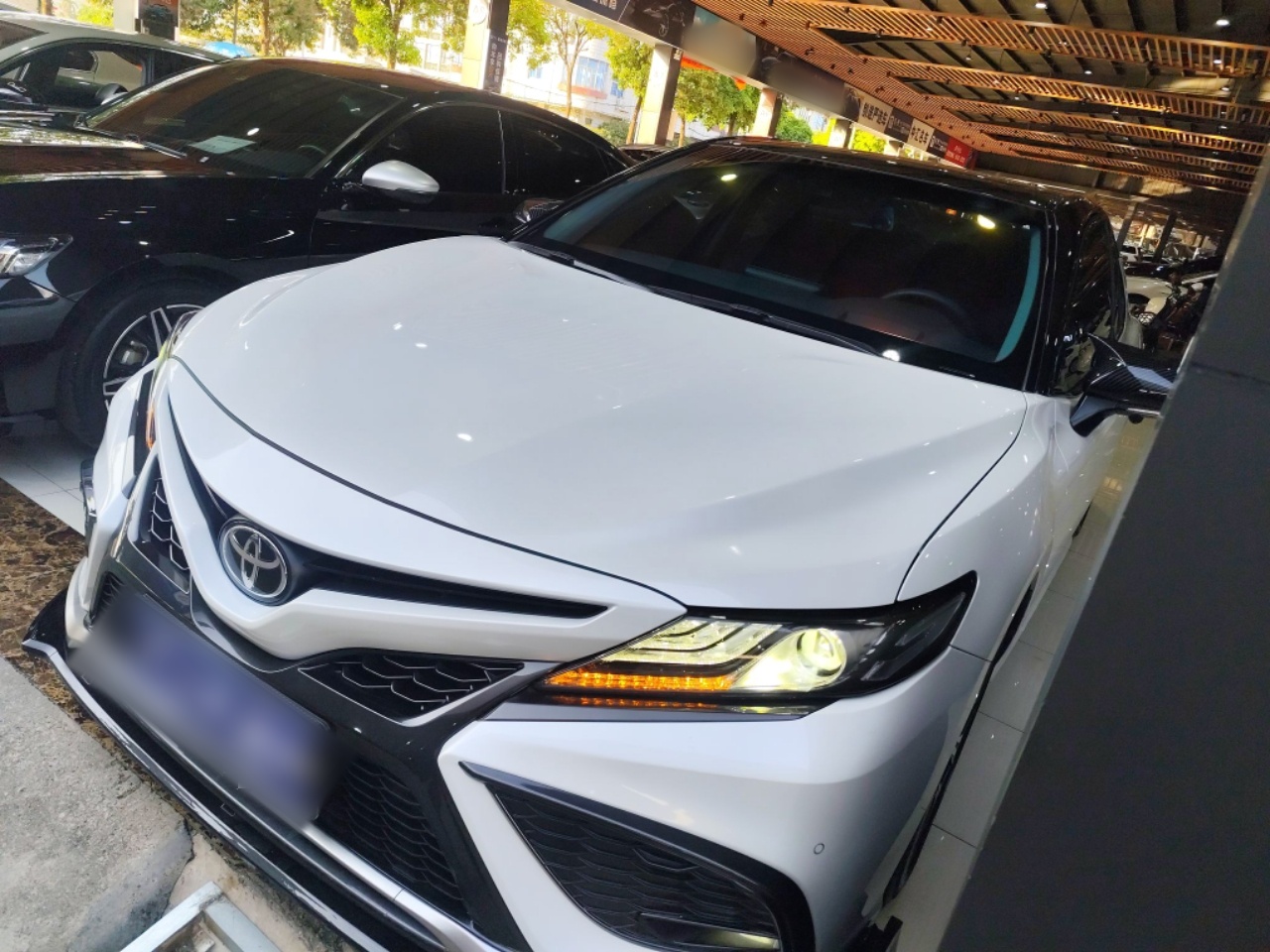 تحت مقدمة السيارة