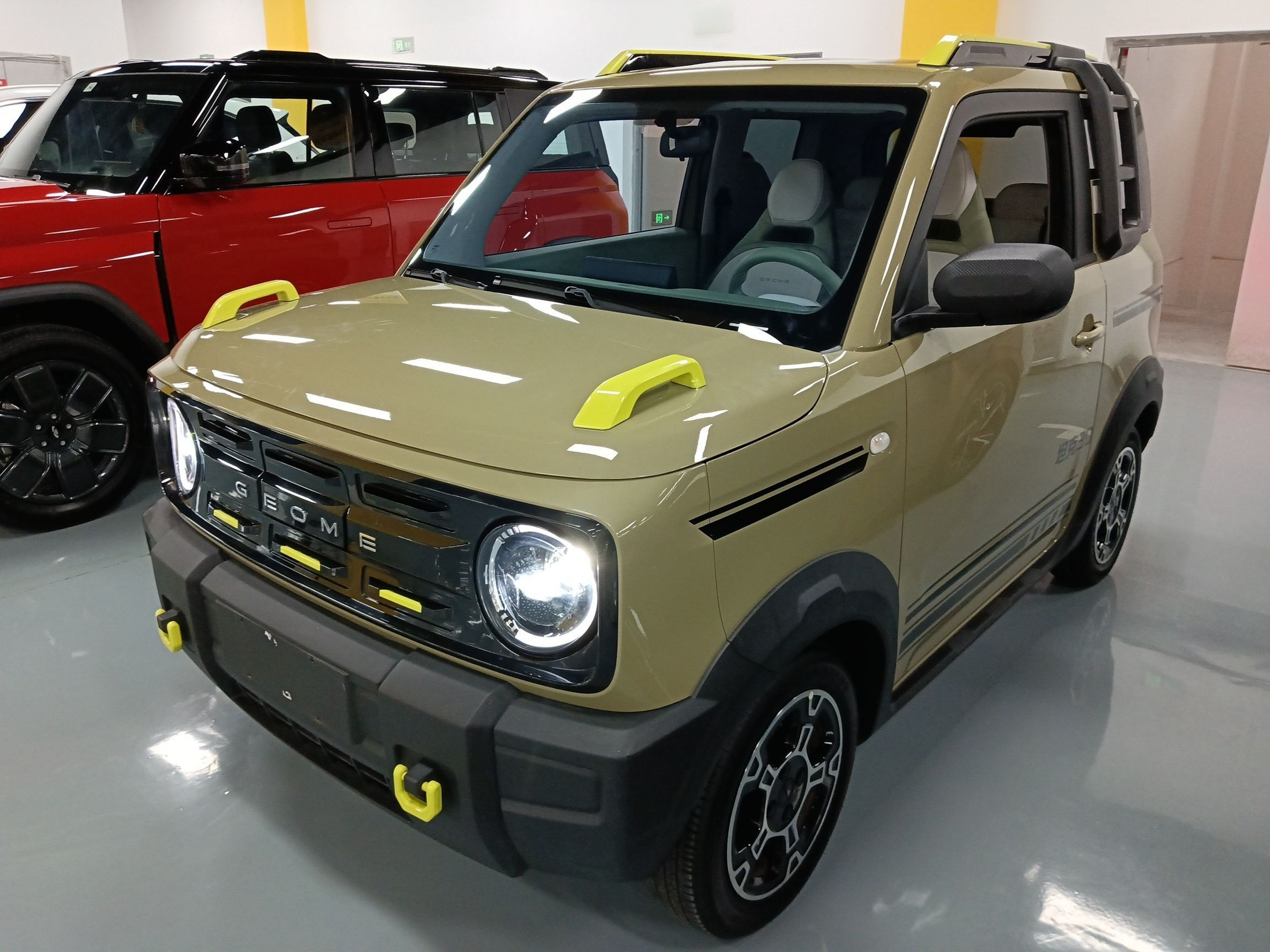 تحت مقدمة السيارة