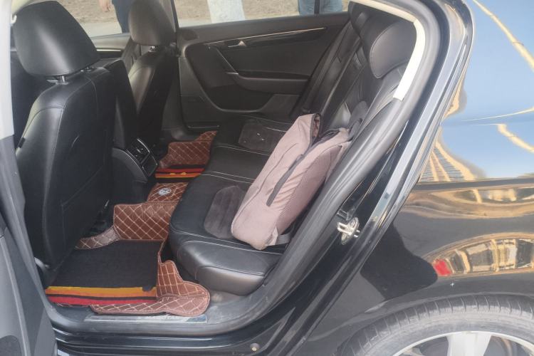 Used Volkswagen Magotan 2015 1.8TSI Luxury Model Left Rear Seat