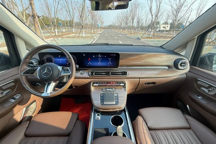 Used Mercedes-Benz V-Class 2024 V 300 Pilot Edition
