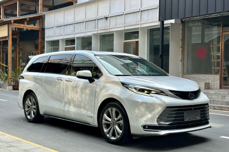 Used Toyota Sienna 2023 2.5L Hybrid Deluxe Edition