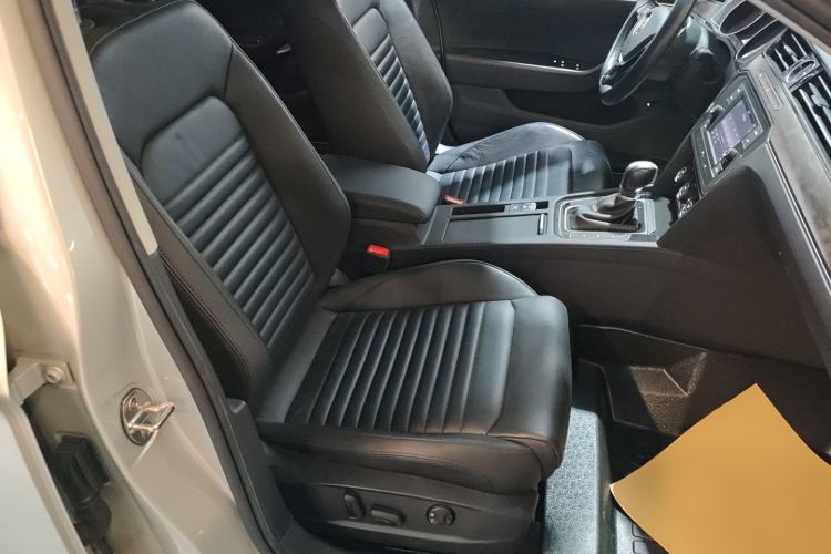 Used Volkswagen Magotan 2018 Facelift 330TSI DSG Luxury Model Right Front Seat