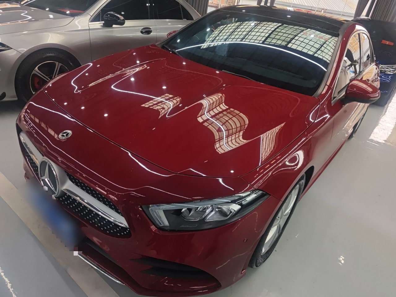 تحت مقدمة السيارة