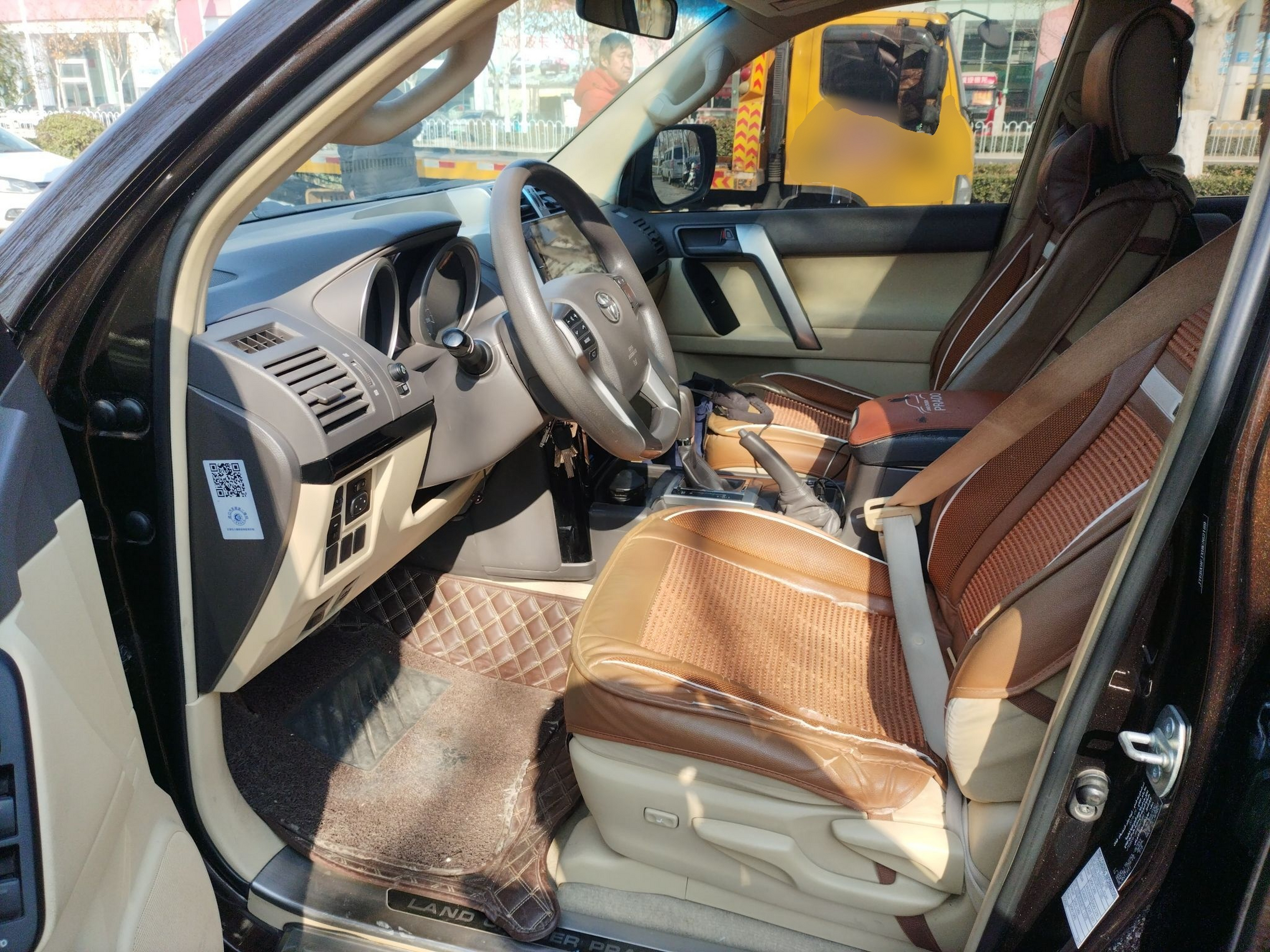 المقاعد الأمامية داخل السيارة