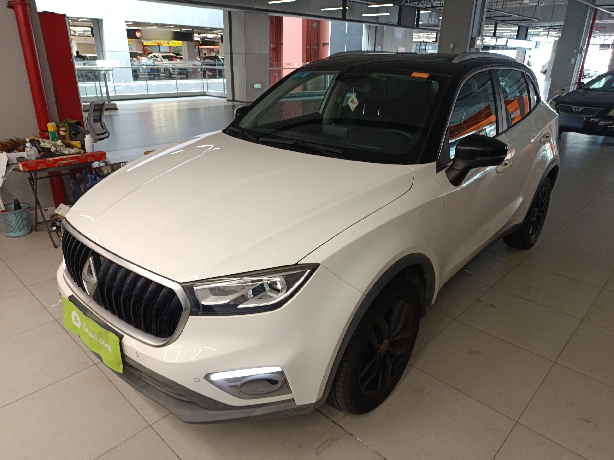 Под передней частью автомобиля