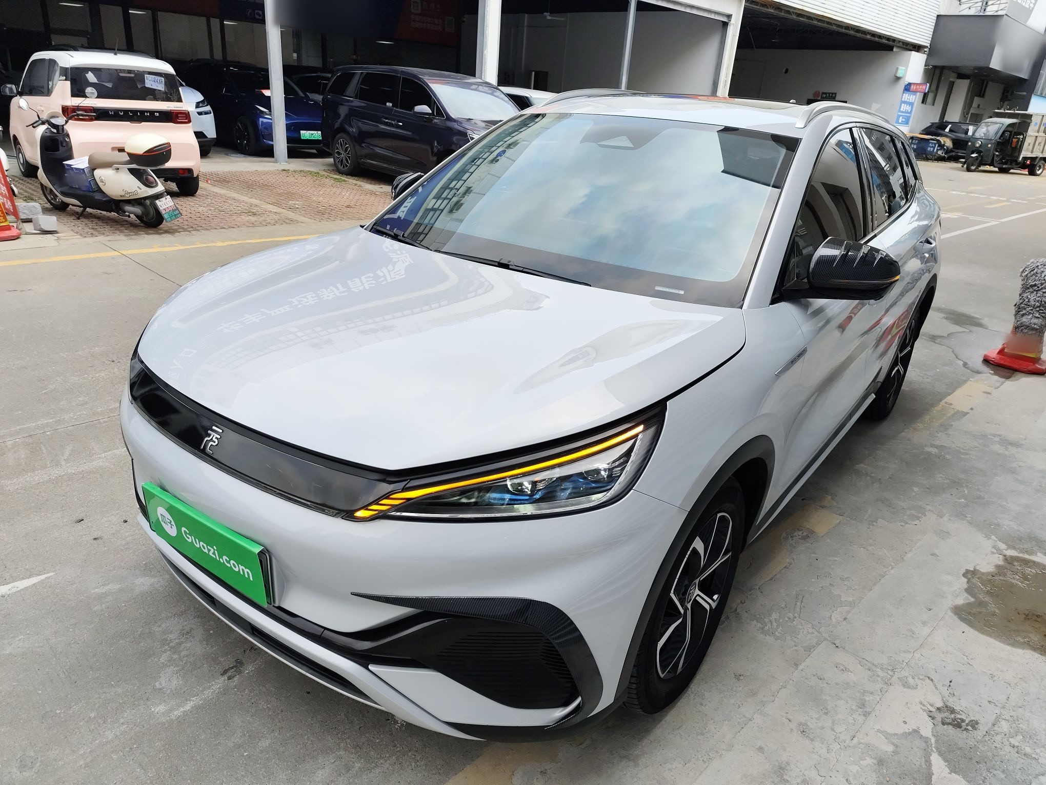 تحت مقدمة السيارة