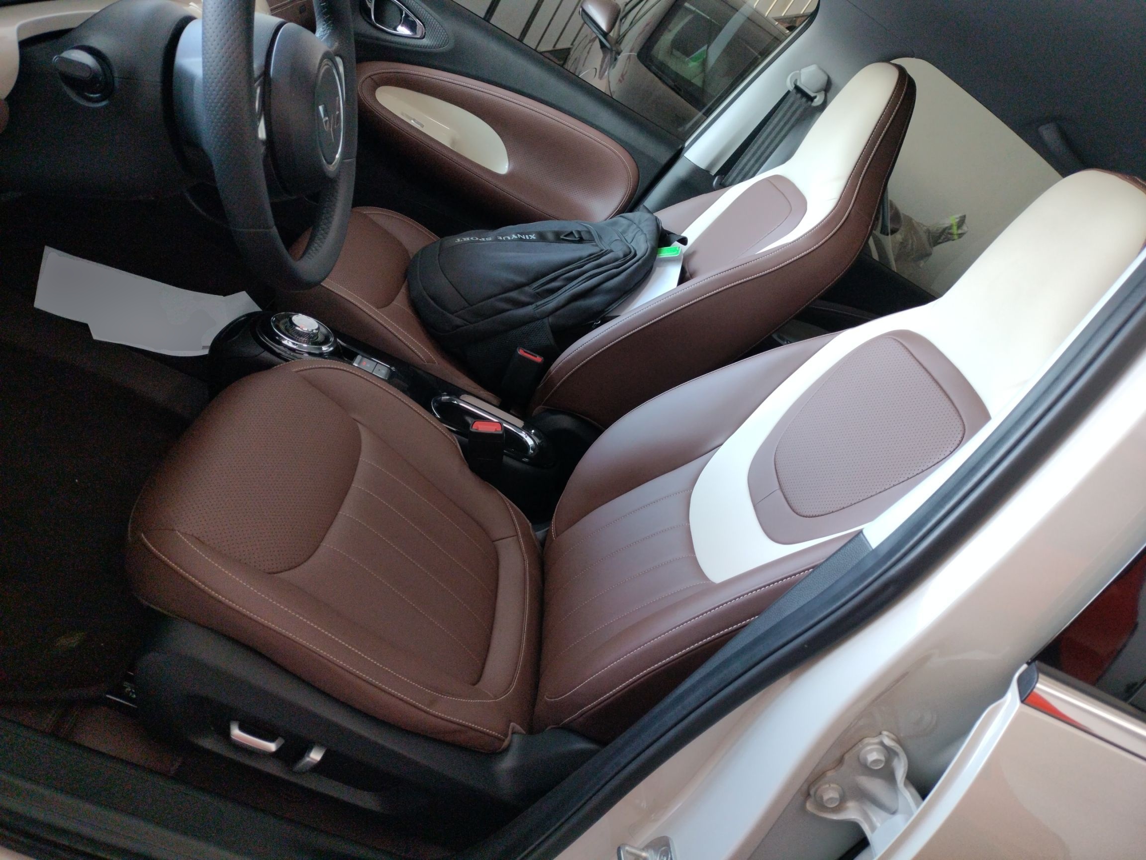 المقاعد الأمامية داخل السيارة