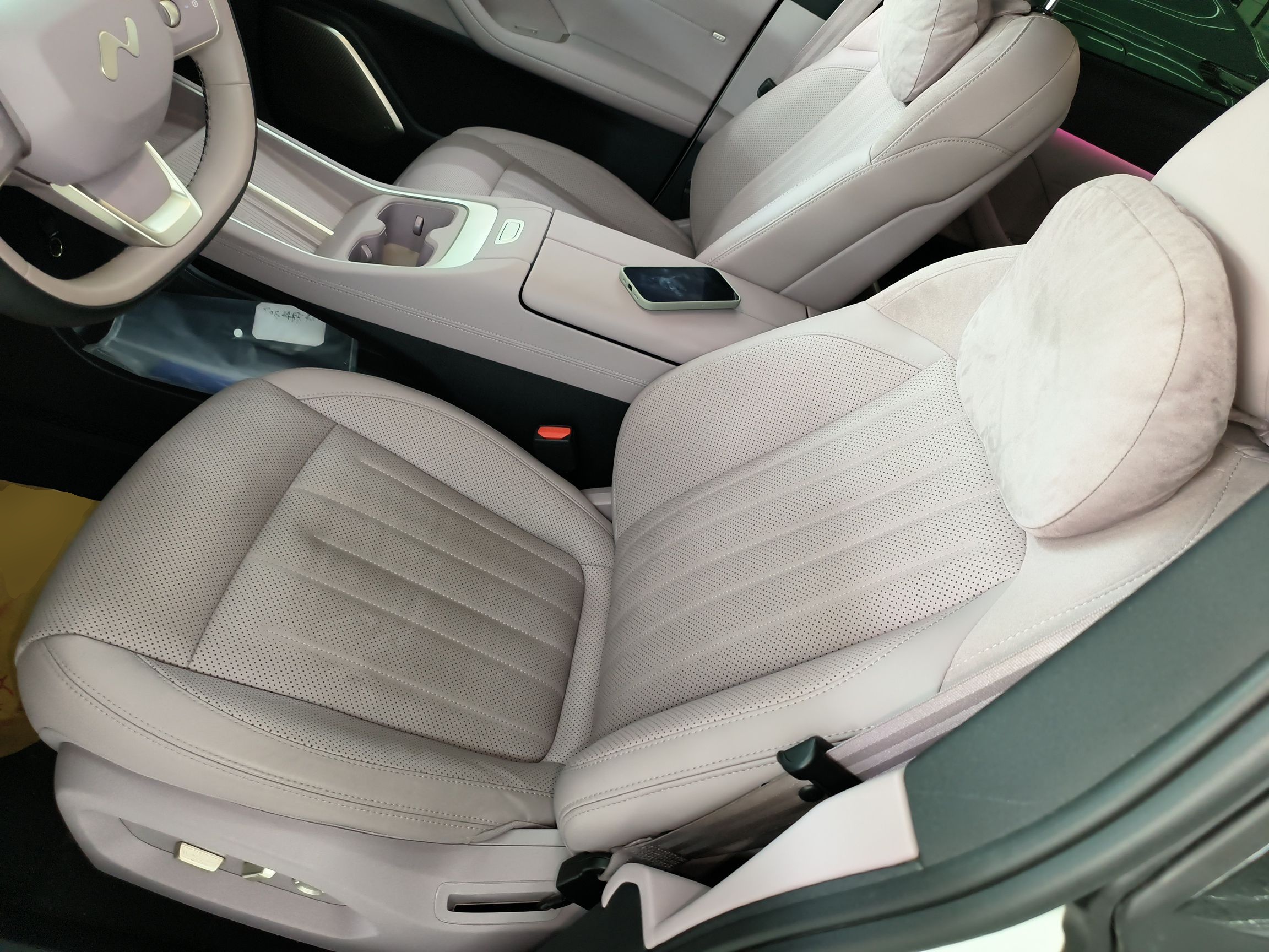 المقاعد الأمامية داخل السيارة