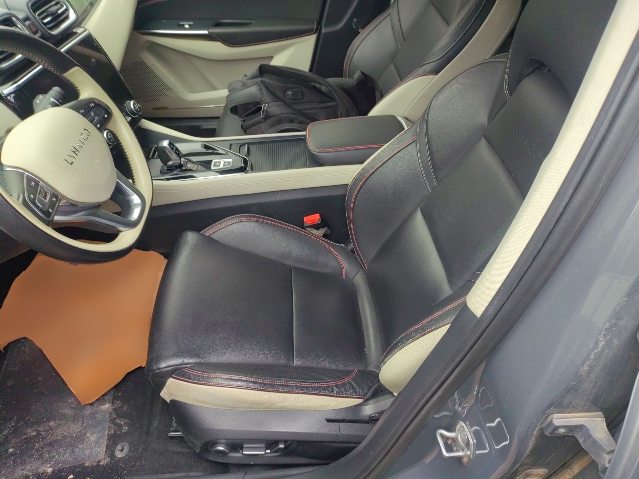 Переднее сиденье в автомобиле