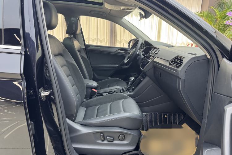 Used Volkswagen Tiguan L 2021 330TSI Automatic Two-Wheel Drive R-Line Enhanced Edition Interior 4