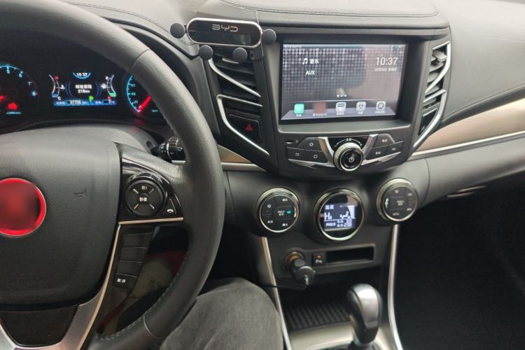 Used BYD Song 2017 Gaishe Upgrade Edition 1.5TID Automatic Elite Model Center Console