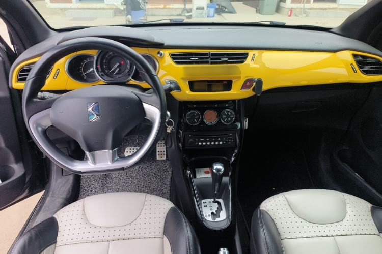 Used DS 3 2012 1.6L Fashion Edition Center Console