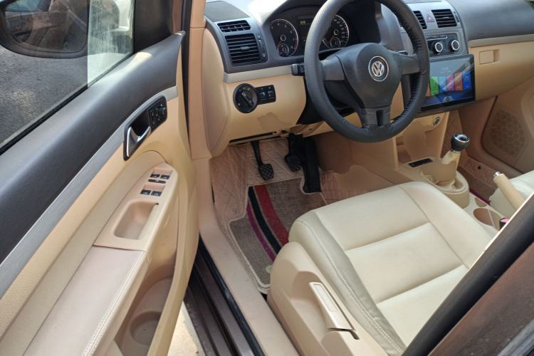 Used Volkswagen Touran 2011 1.4T Manual ZhiShang Edition 5-seater

