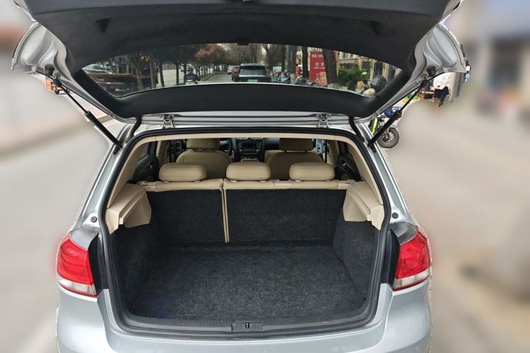 Used Volkswagen Golf 2010 1.6 Automatic Comfort Edition Trunk