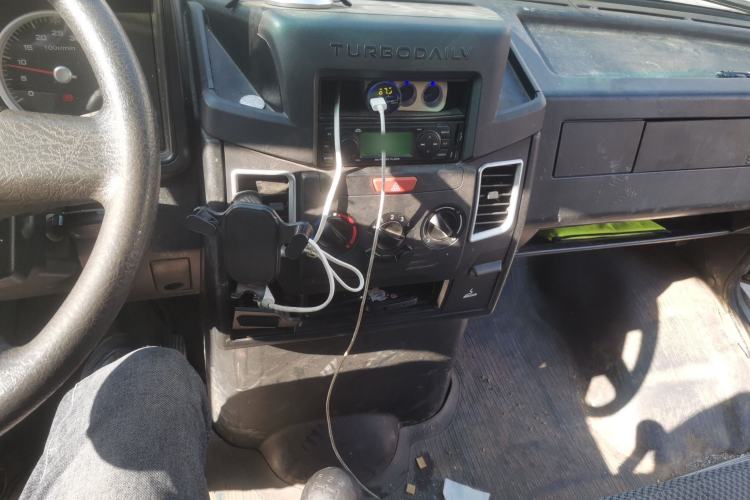 Used Iveco Daily 2023 2.5T V40 Van Long Wheelbase Mid-Roof Design Dual Tires Side-Swing Doors 2-3 Seater