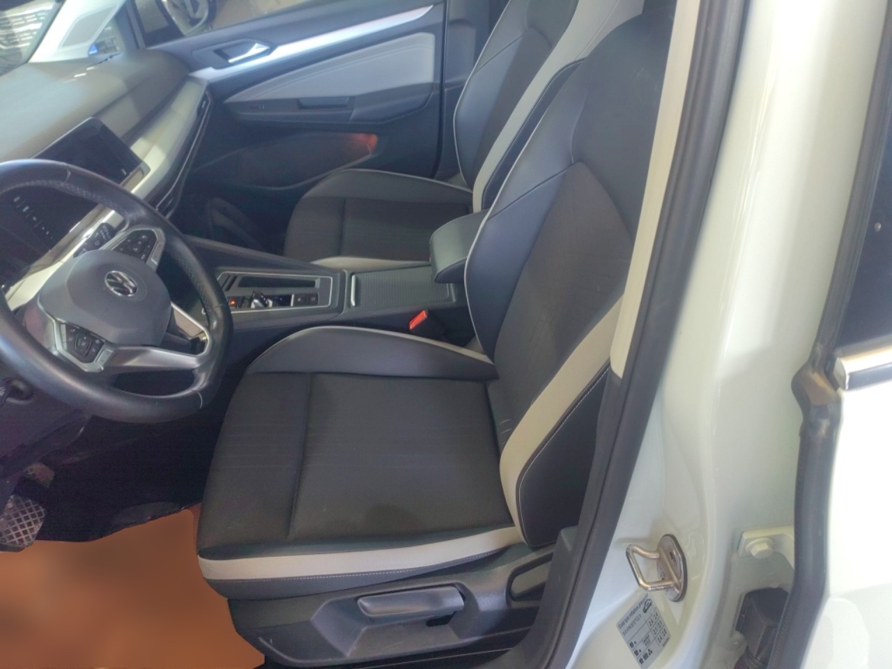 Переднее сиденье в автомобиле