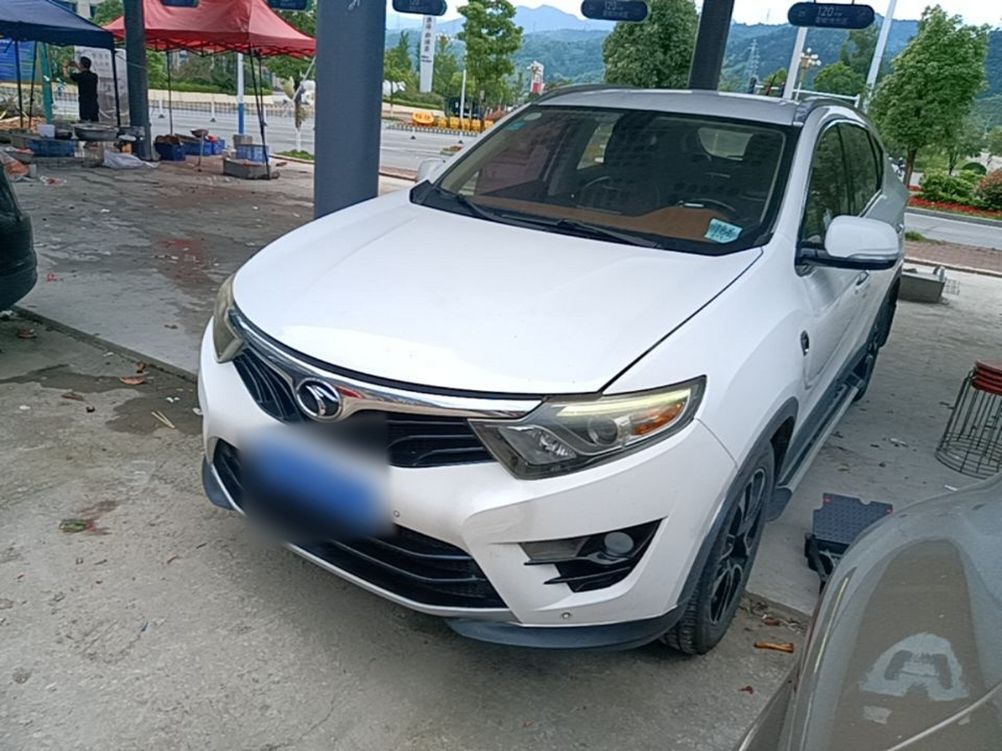 Под передней частью автомобиля