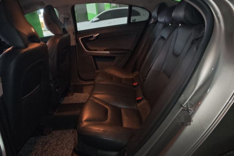 Used Volvo S60 2015 S60L 2.0T Zhiyuan Edition
