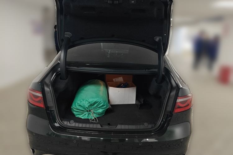 Used Jaguar XFL 2023 XFL 2.0T P250 Two-Wheel-Drive Prestige Luxury Gold Edition Trunk