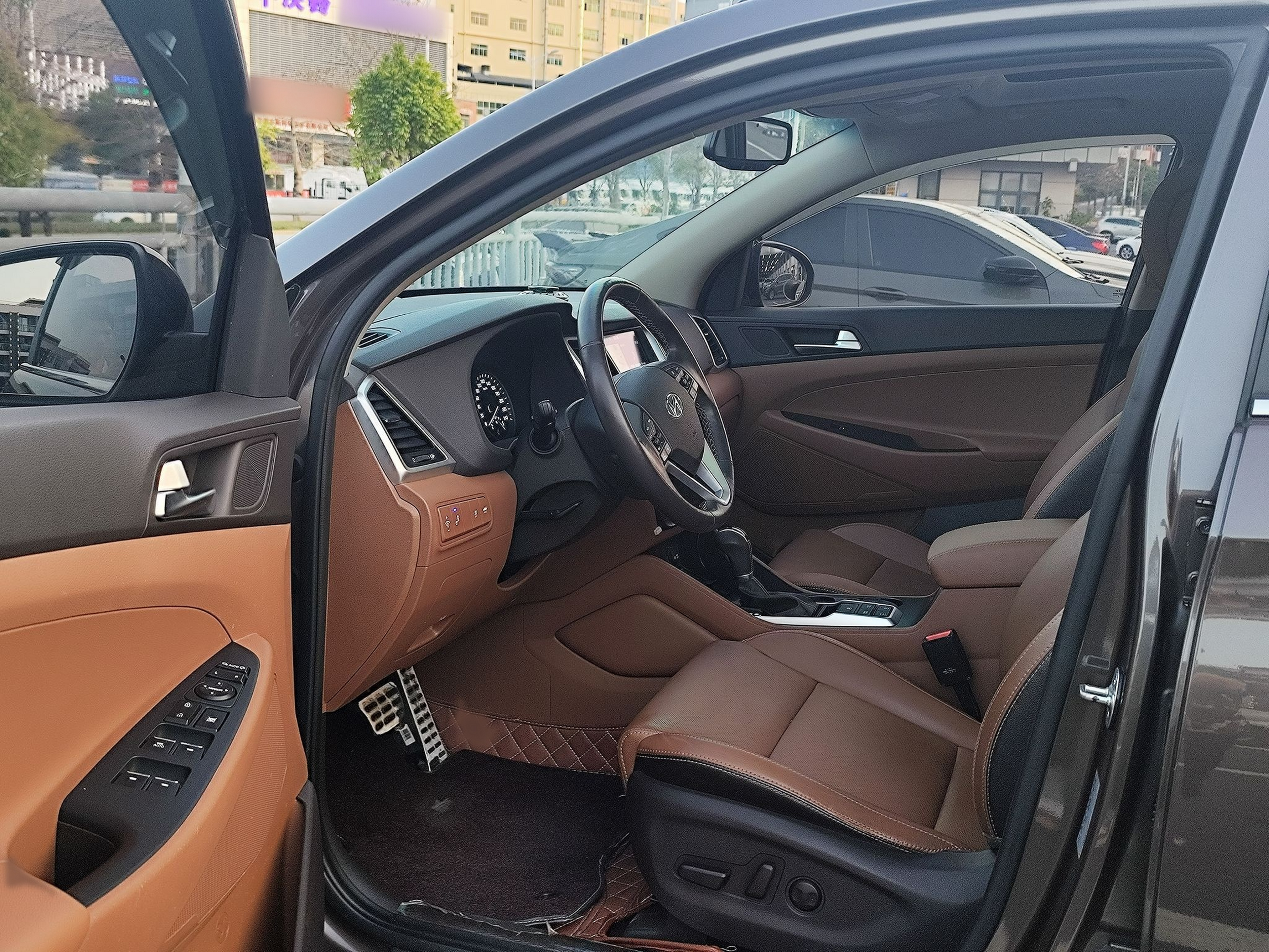 المقاعد الأمامية داخل السيارة
