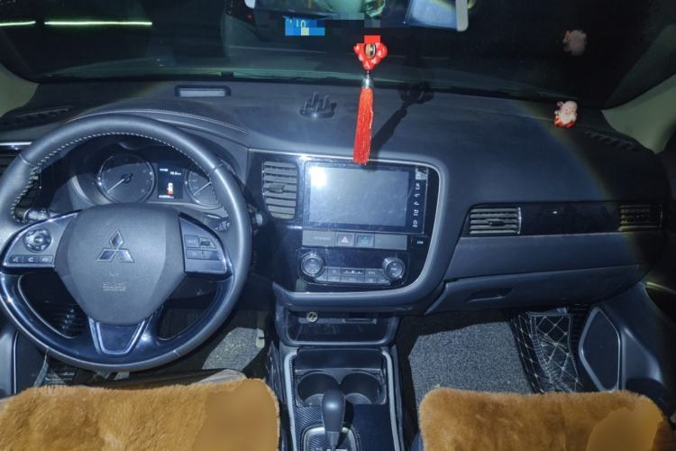 Used Mitsubishi Outlander 2019 2.0L Two-Wheel Drive Comfort Edition 5 Seats China VI Standard Center Console