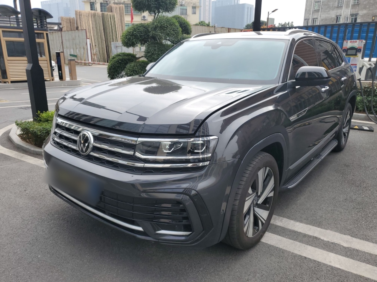 Под передней частью автомобиля