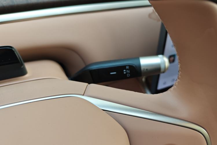 Used ONVO Luxeed L90 2025 Model—Max Six-Seater Version Gear Lever