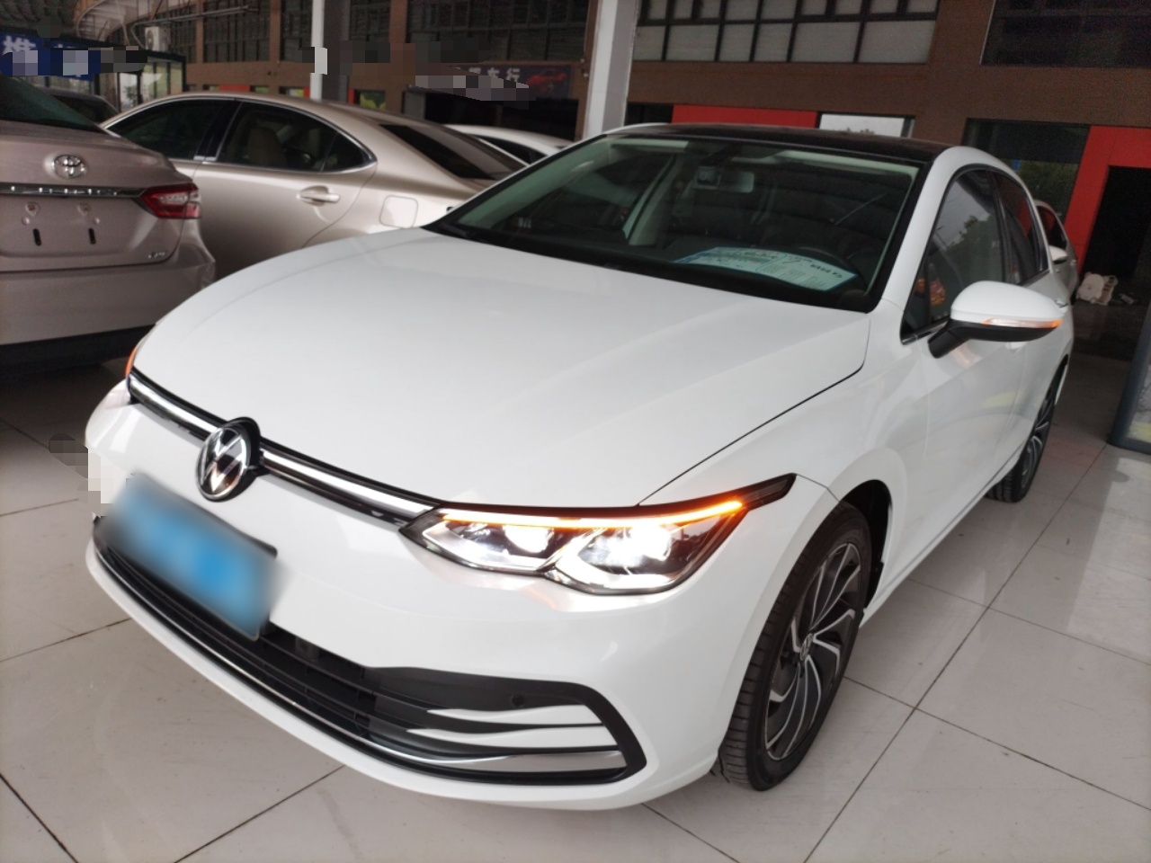 Под передней частью автомобиля