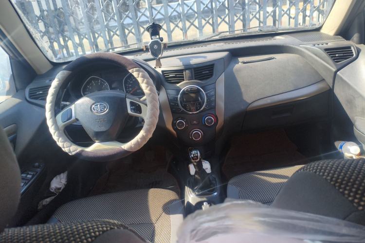 Used FAW Xiali N7 2013 1.3L Manual Luxury Model Center Console