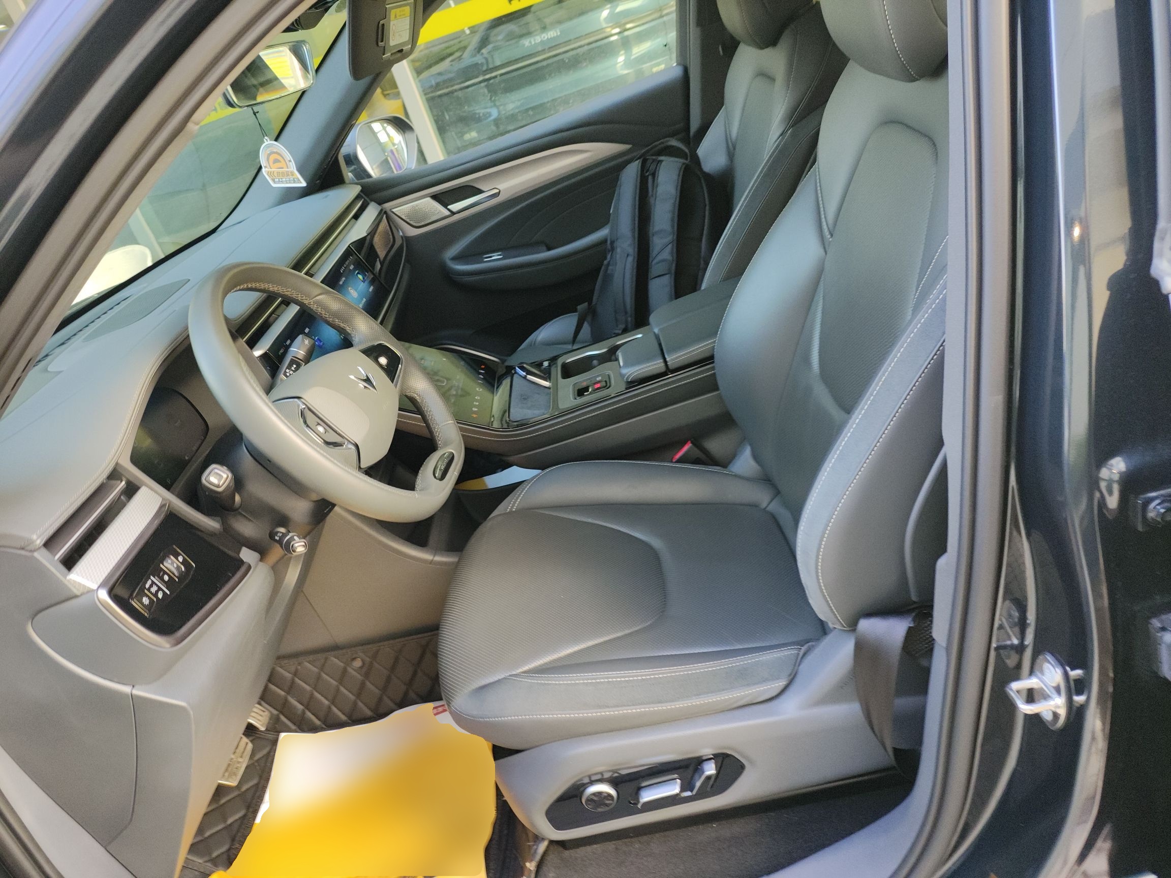 Переднее сиденье в автомобиле