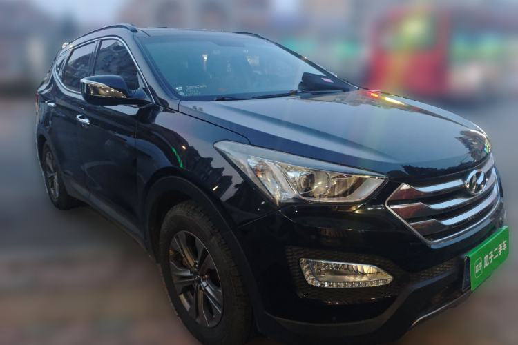 Used Hyundai Santa Fe 2015 2.4L Automatic Two-Wheel Drive Smart Version 5 Seats Front Right 45 Deg
