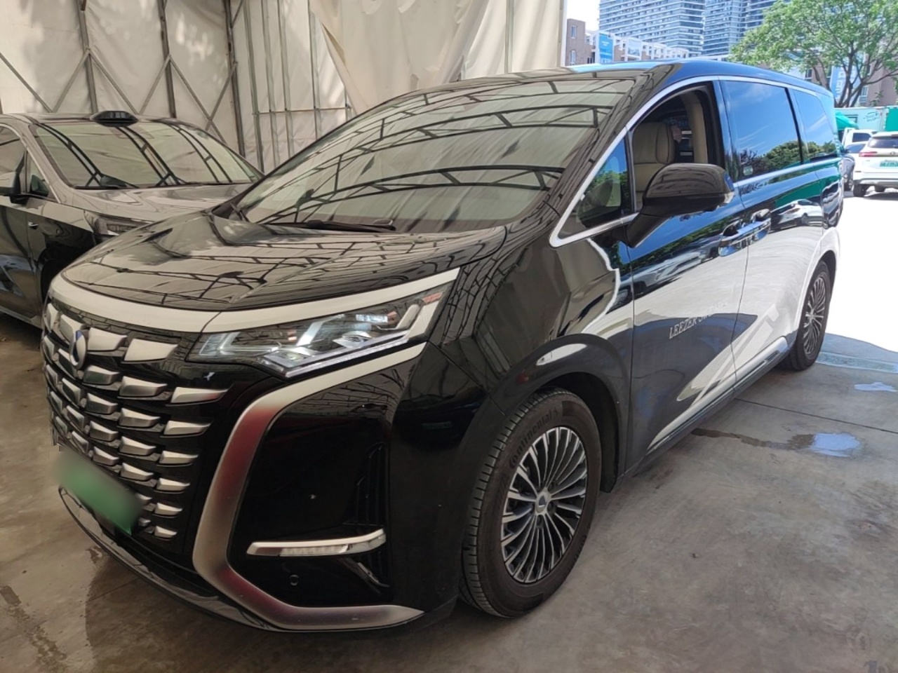 Под передней частью автомобиля