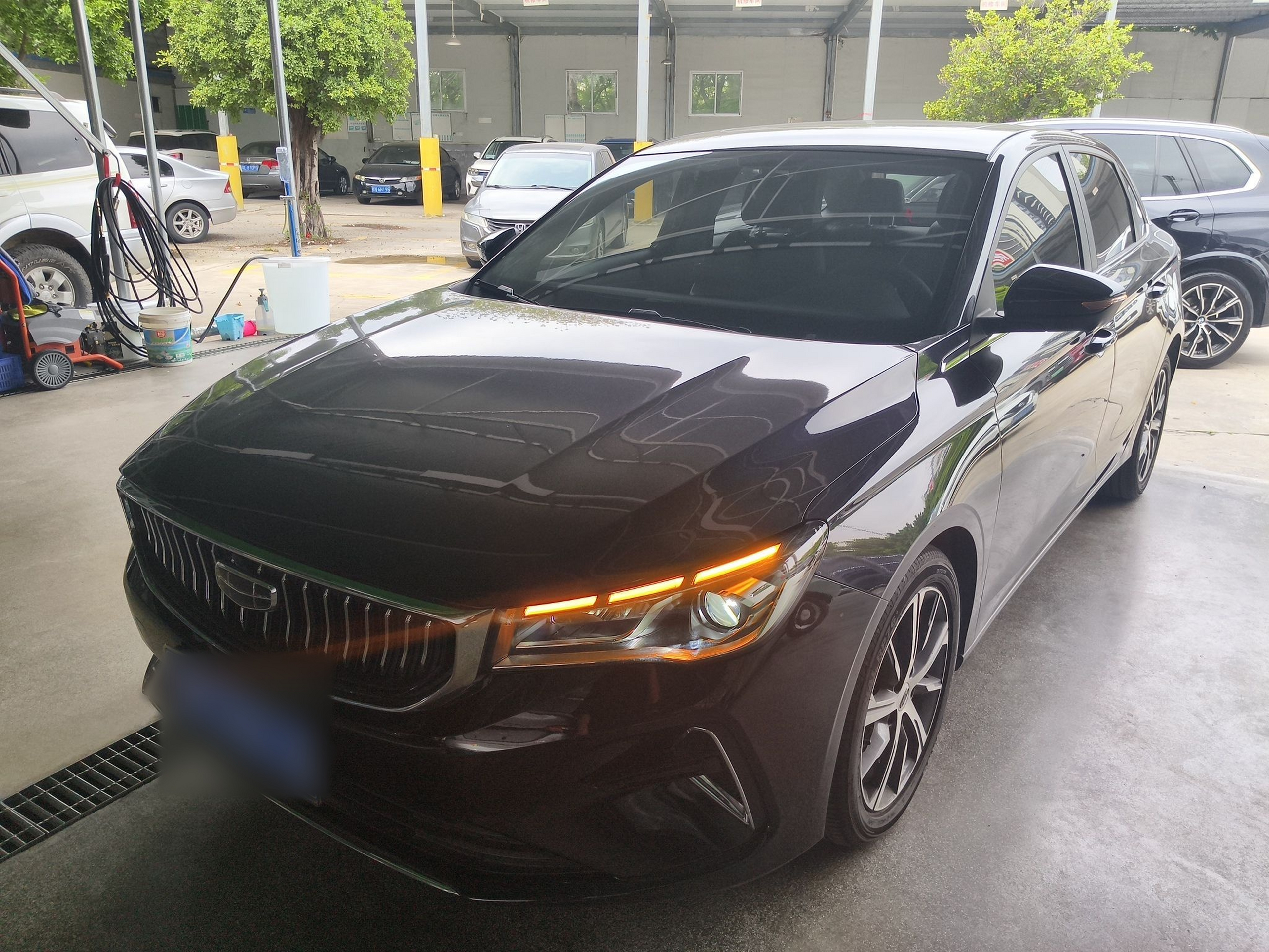 Под передней частью автомобиля