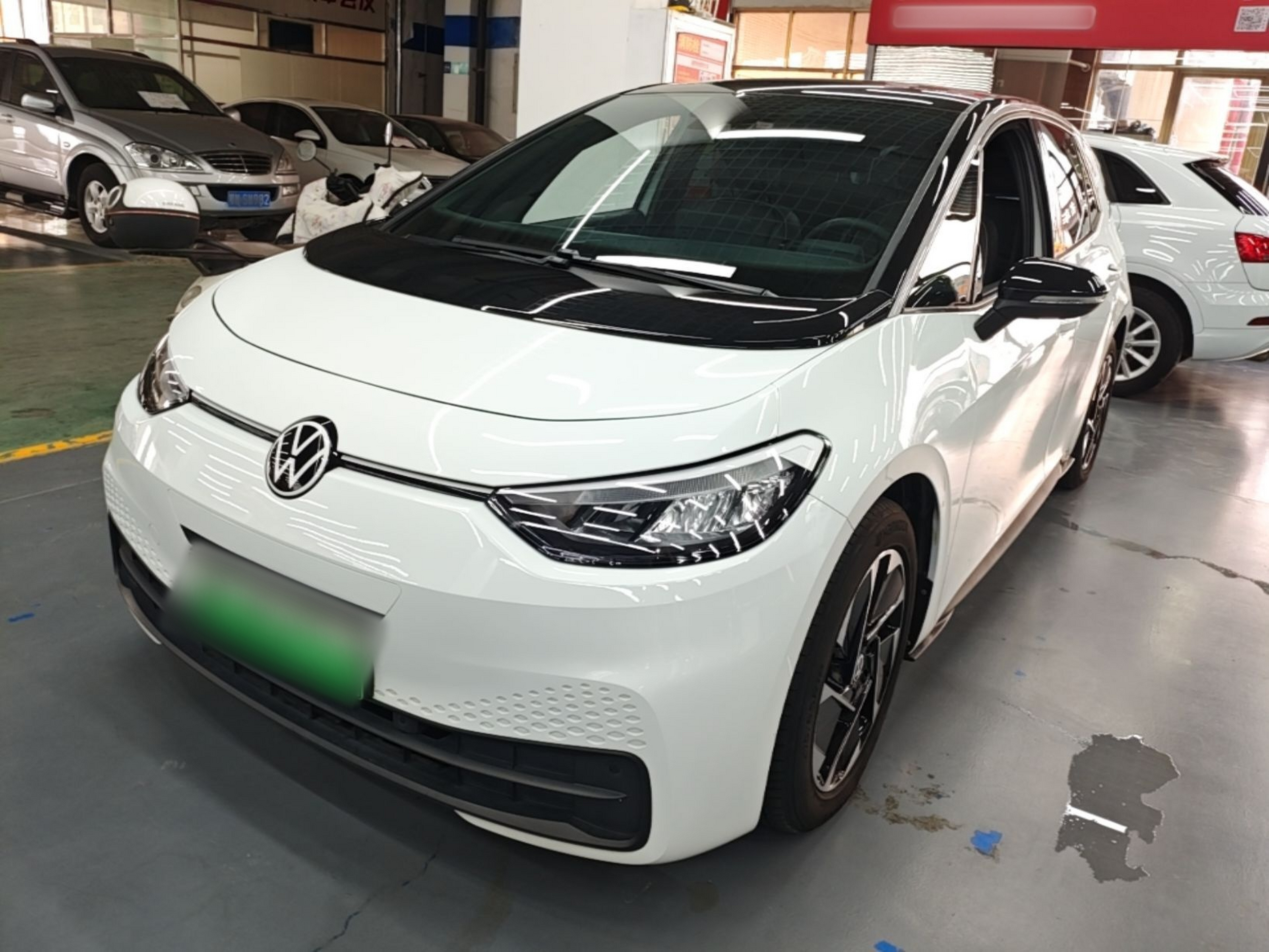 Под передней частью автомобиля