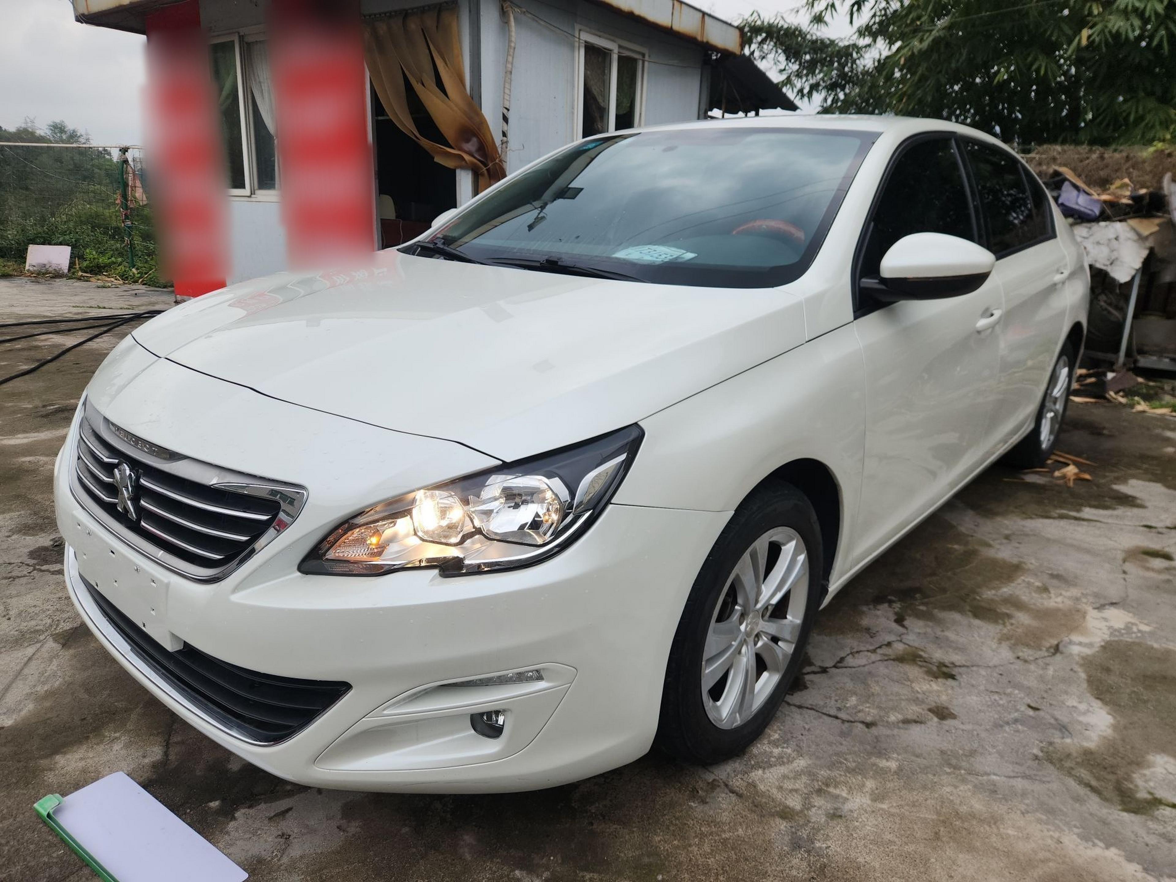 Под передней частью автомобиля