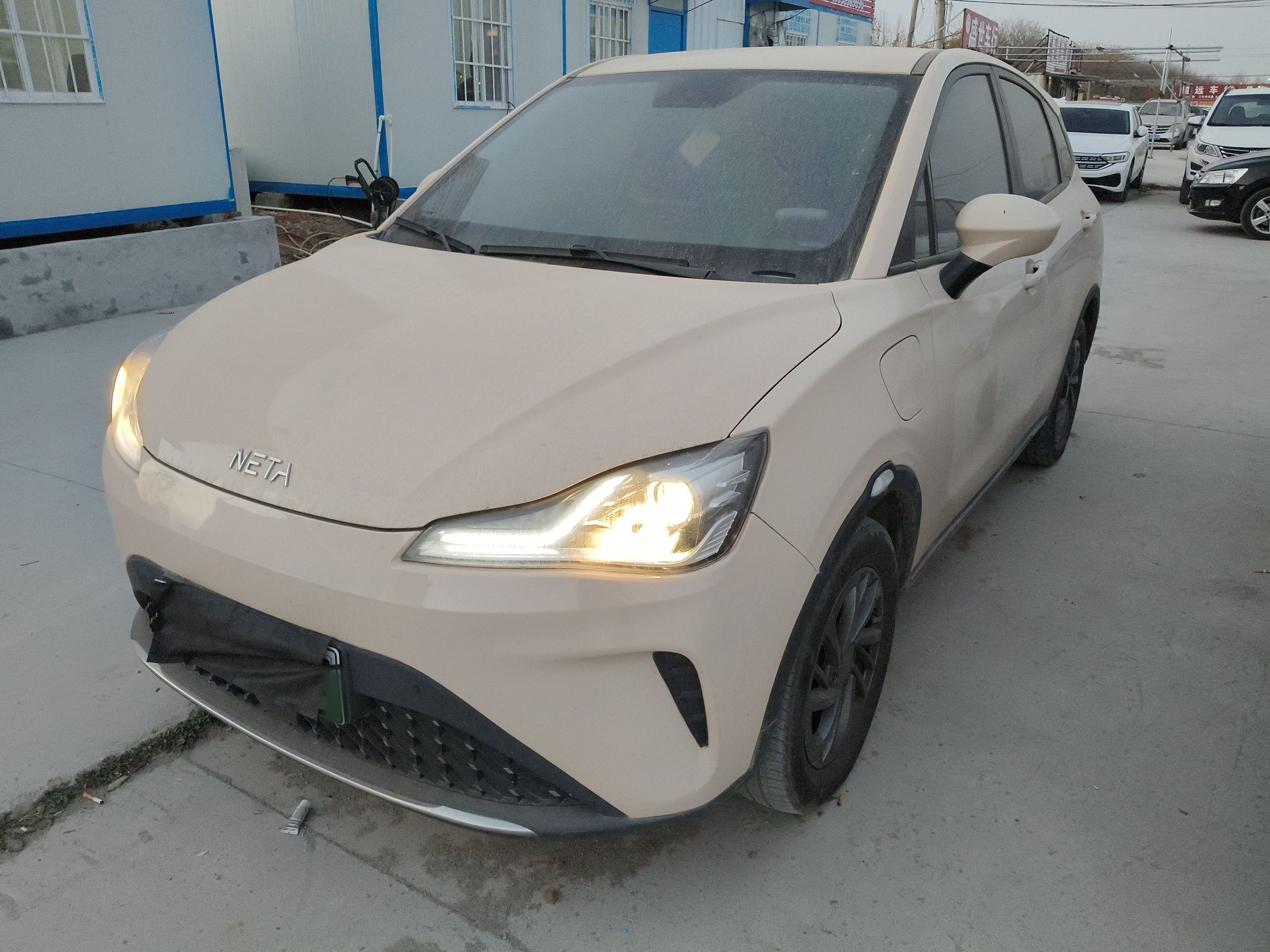 تحت مقدمة السيارة