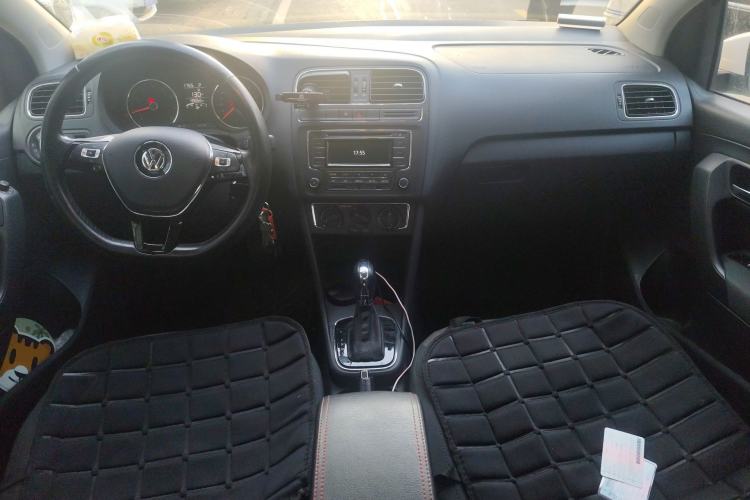 Used Volkswagen Polo 2016 1.6L Automatic Comfort Model Center Console