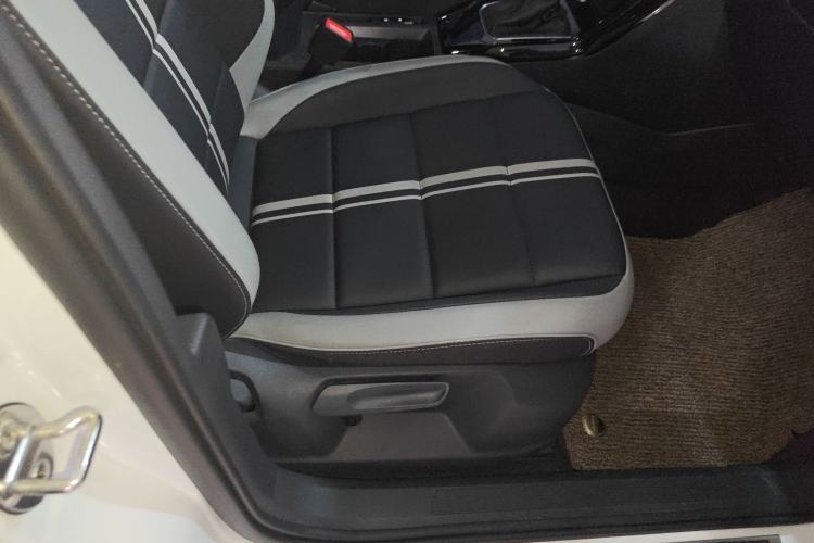 Used Volkswagen T-ROC 2025 Facelifted 300TSI DSG Two-Wheel-Drive Chen Guang Edition
