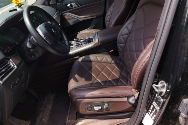 Used BMW X5 2022 xDrive 40Li M Sport Package Left Front Seat