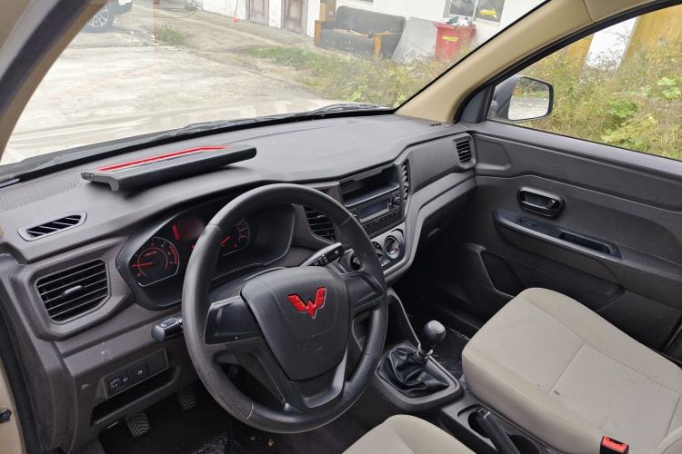 Used Wuling Hongguang V 2022 1.5L Jingqu Edition Enclosed-Window Vehicle with Hydraulic Power Steering LAR