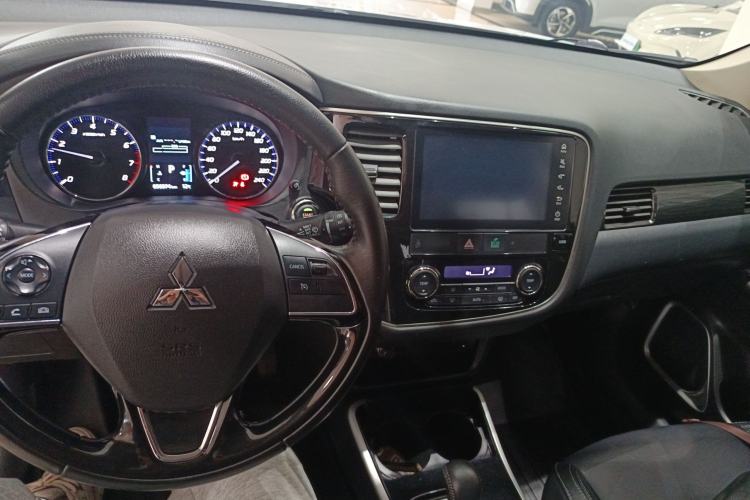 Used Mitsubishi Outlander 2019 2.0L Two-Wheel Drive Comfort Edition 7-Seater China VI Standard