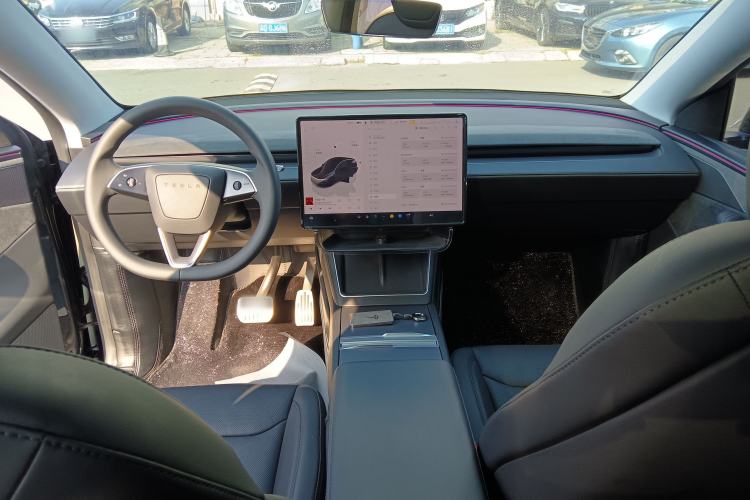 Used Tesla Model Y 2025 Long-Range All-Wheel-Drive Version
