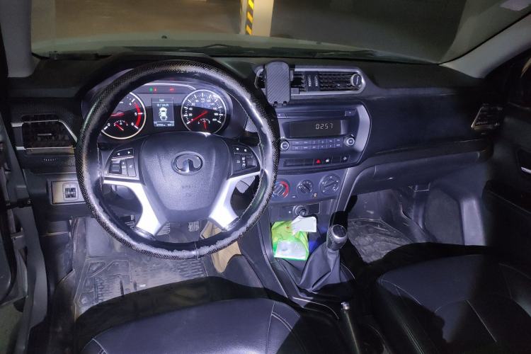 Used Great Wall Wingle 5 2017 2.0T European Version Diesel Two-Wheel Drive Advanced Large Double-Cab GW4D20E Center Console