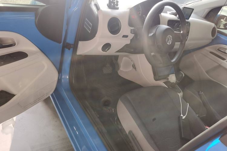 Used Volkswagen up! 2015 1.0L move up!
