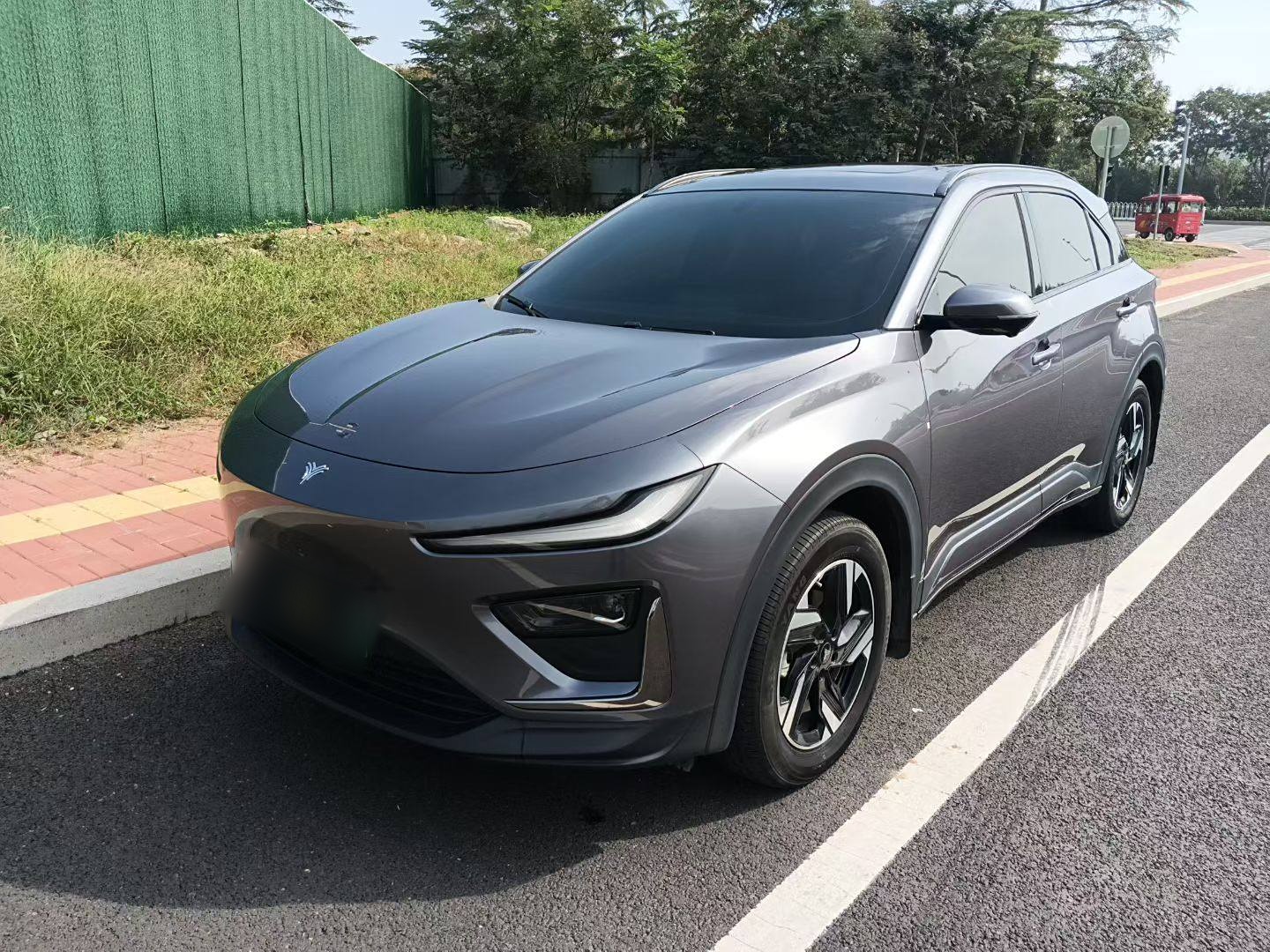 Под передней частью автомобиля