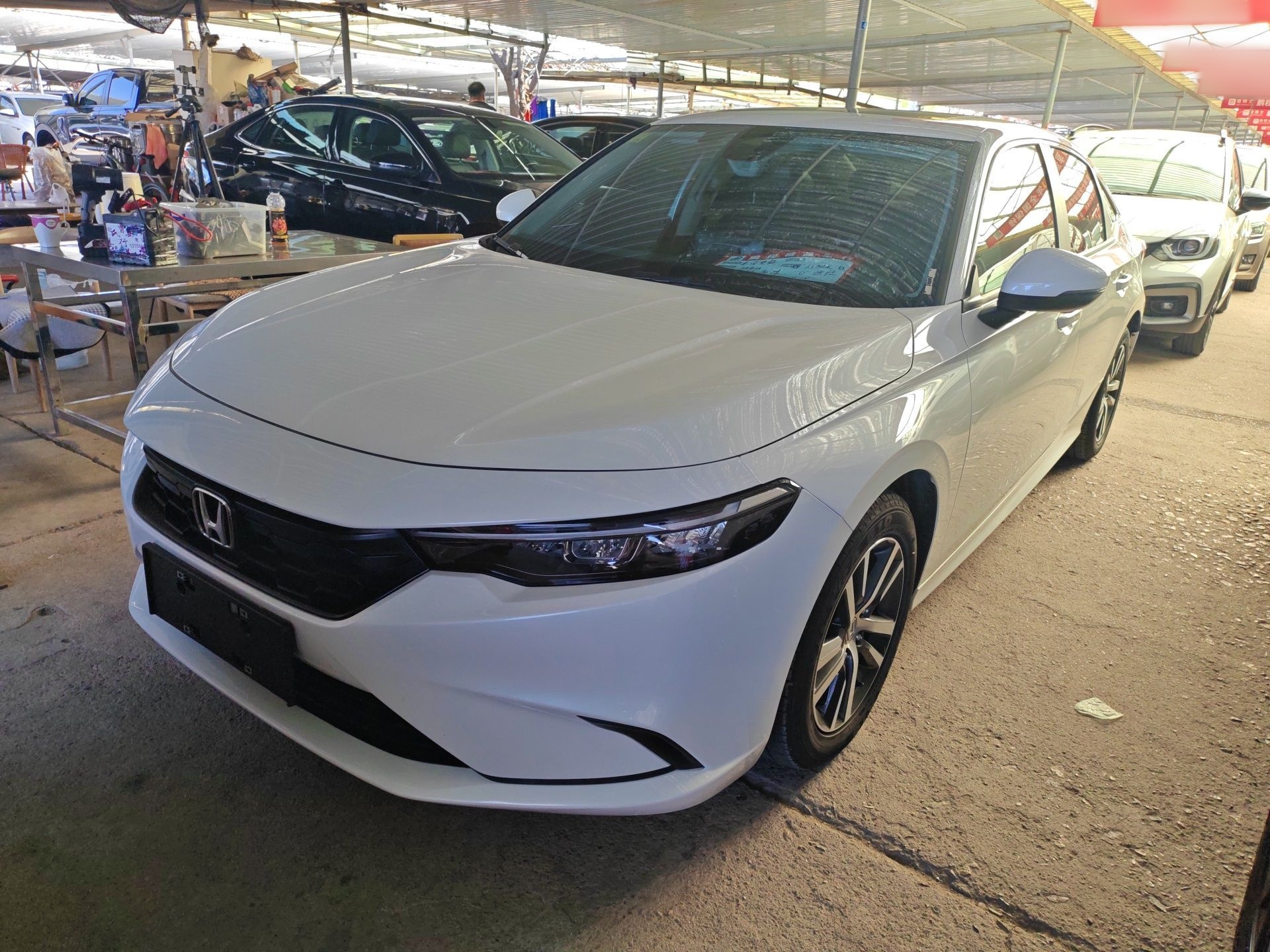 تحت مقدمة السيارة