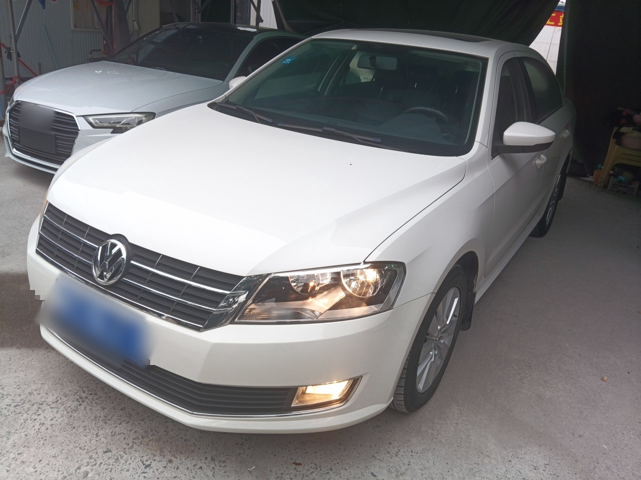 تحت مقدمة السيارة