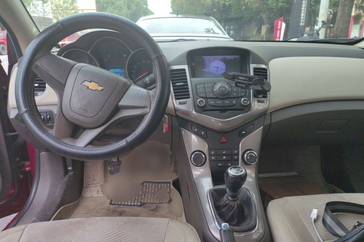 Used Chevrolet Cruze 2015 1.5L Classic SE MT Center Console