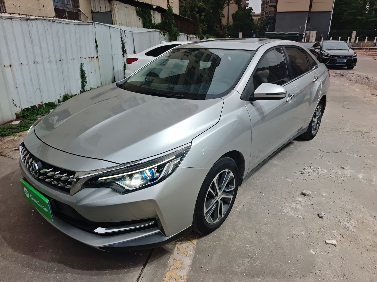 Под передней частью автомобиля